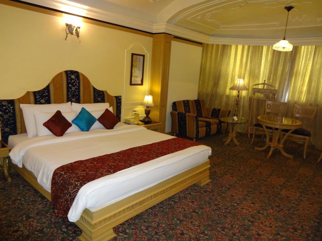 Hotel Babylon International Rāipur Rum bild