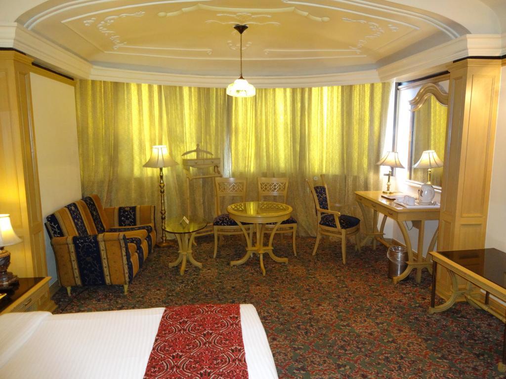 Hotel Babylon International Rāipur Rum bild