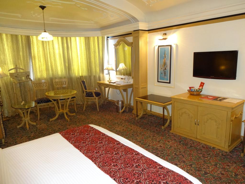 Hotel Babylon International Rāipur Exteriör bild
