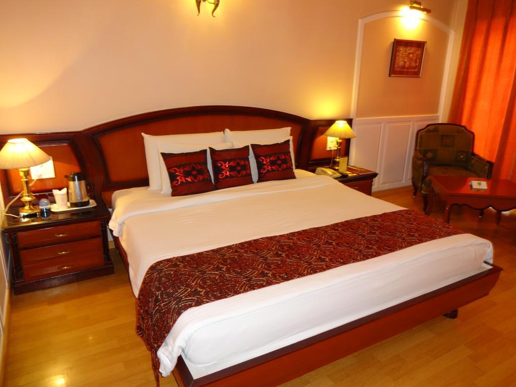 Hotel Babylon International Rāipur Exteriör bild