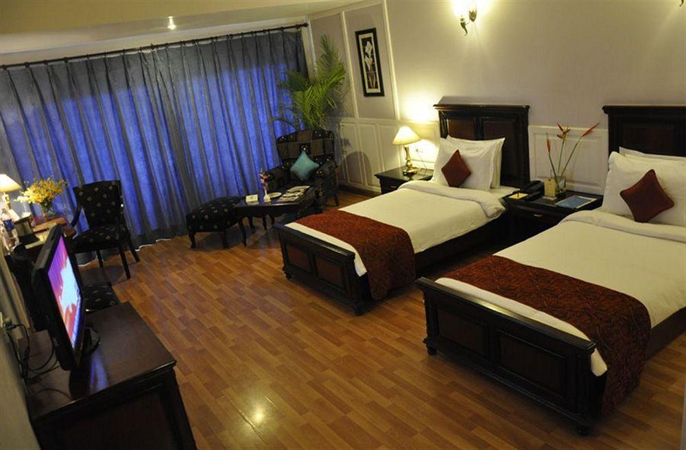 Hotel Babylon International Rāipur Exteriör bild